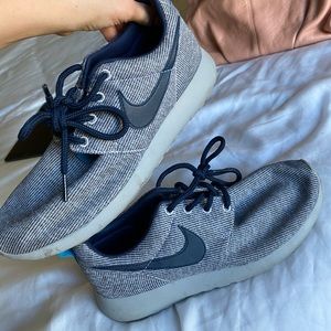 Nike Roshe runs extra laces